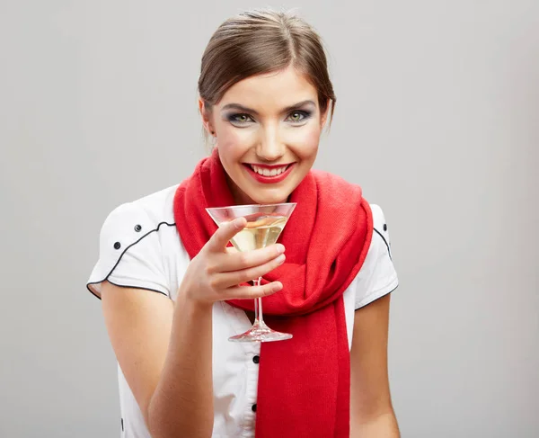 Mujer sonriente sosteniendo vaso de martini con alcohol . — Foto de Stock