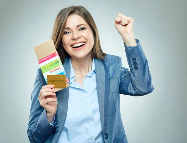 Žena hospodářství kreditní karty — Stock fotografie