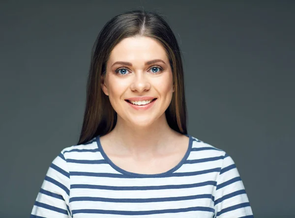 Усміхнена жінка в смугастій футболці — стокове фото