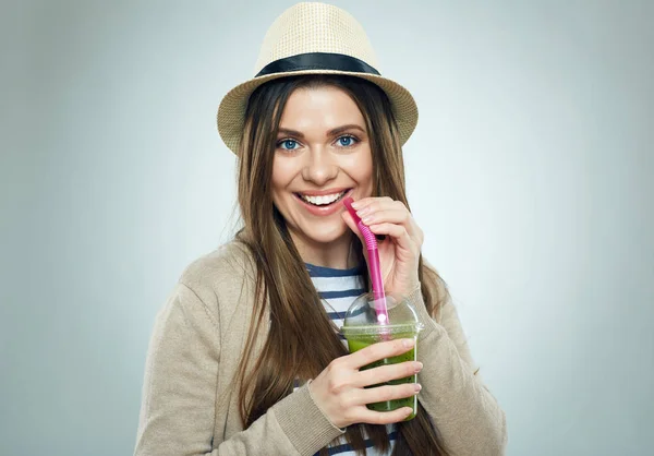 스무디 음료를 마시는 젊은 여자. — 스톡 사진