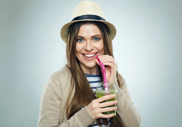 Mujer joven bebiendo licuado bebida . — Foto de Stock