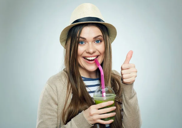 Leende kvinna som håller smoothie drink — Stockfoto