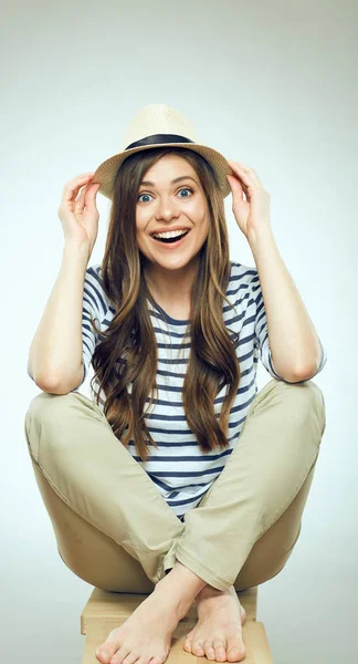 Retrato de mujer sentada sonriente usando sombrero —  Fotos de Stock