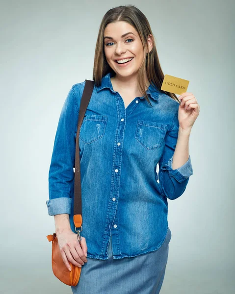 Kredi kartı tutan kadın.