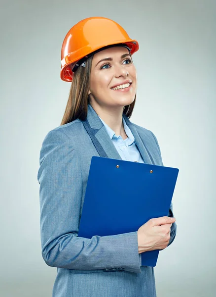 Улыбающаяся деловая женщина-строитель держит планшет . — стоковое фото