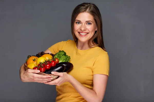 Mulher sorridente segurando ingredientes vegan alimentos . — Fotografia de Stock