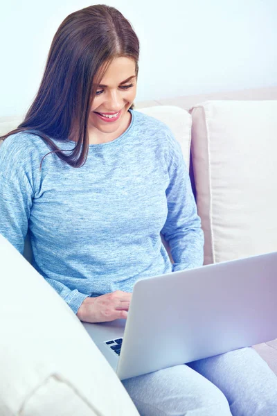 Femme travaillant avec un ordinateur portable à la maison — Photo