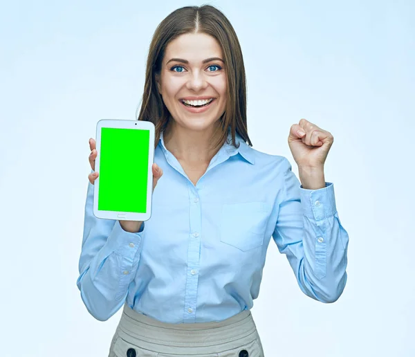 Sonriente joven mujer de negocios que presenta la tableta con pantalla vacía — Foto de Stock