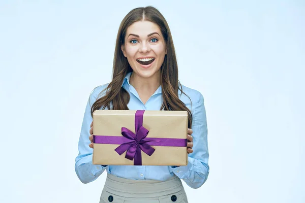 Mulher na camisa segurando caixa de presente — Fotografia de Stock