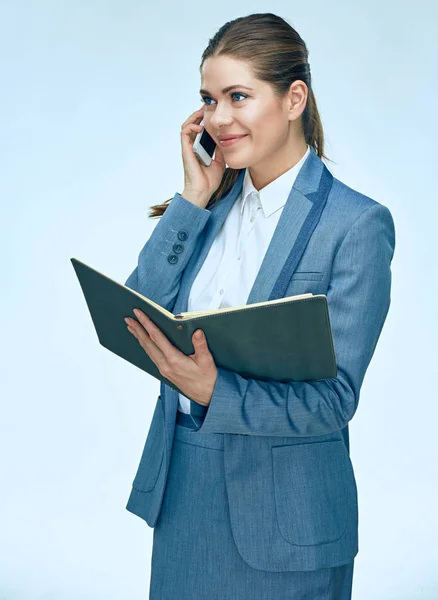 Geschäftsfrau im Gespräch mit Telefon und offenem Buch. — Stockfoto
