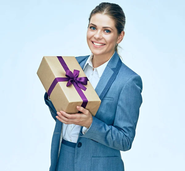 Mulher no negócio terno segurando caixa — Fotografia de Stock