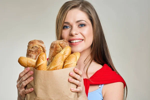 Mulher segurando saco de papel com pão — Fotografia de Stock