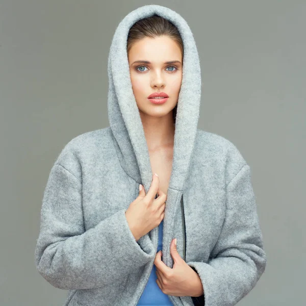 Kvinna som bär grå kappa med stor huva — Stockfoto