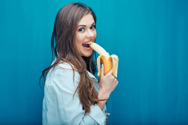 Mujer sonriente comiendo plátano — Foto de Stock