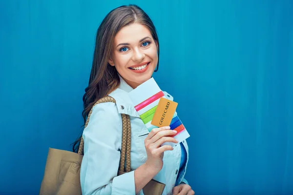 Mujer sonriente sosteniendo tarjetas de crédito —  Fotos de Stock