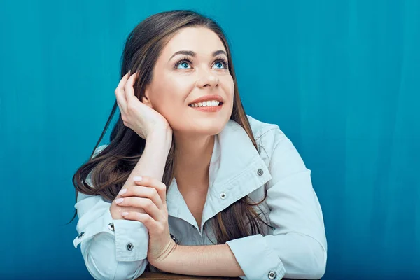 Mooi meisje dicht omhoog gezicht portret op blauw. — Stockfoto