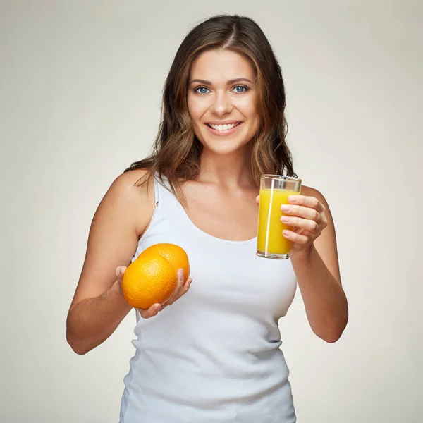 Mujer sosteniendo vaso con zumo de naranja — Foto de Stock