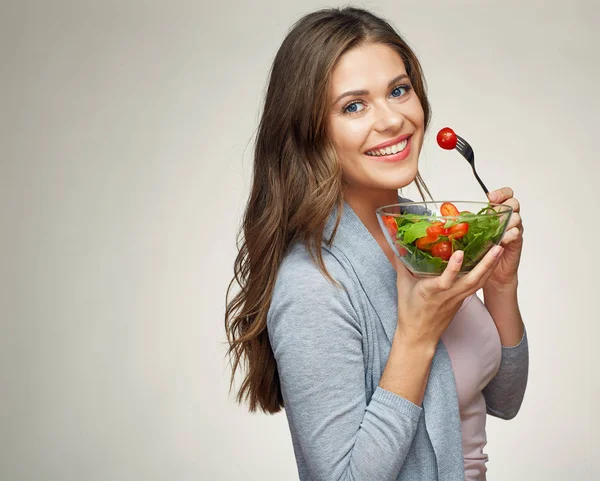 Jovem mulher comendo salada vegetal — Fotografia de Stock