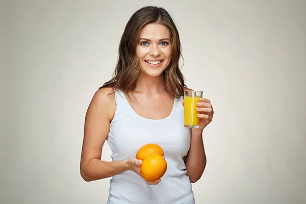 Mujer sosteniendo vaso con zumo de naranja — Foto de Stock