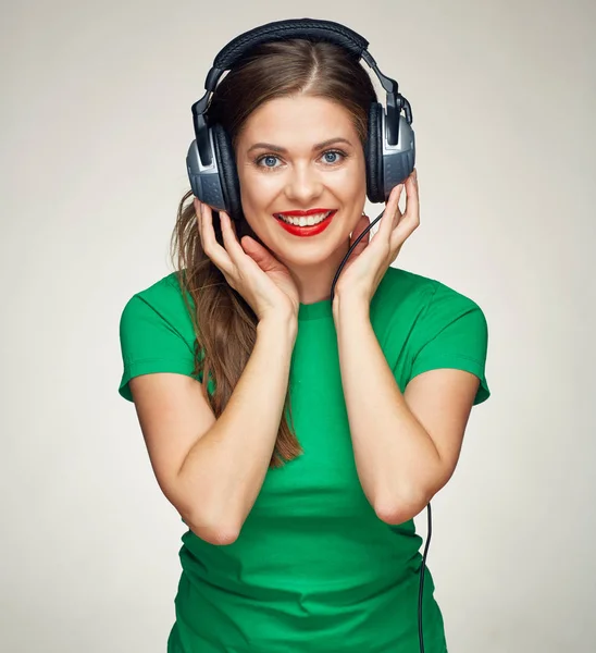 Жінка слухає музику на великих навушниках — стокове фото