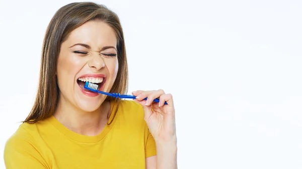 Mooie vrouw tanden poetsen — Stockfoto