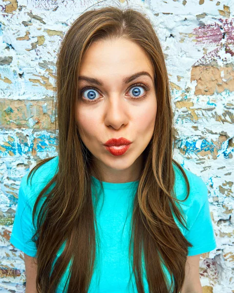 Kadın komik yüzünü kapatmak 