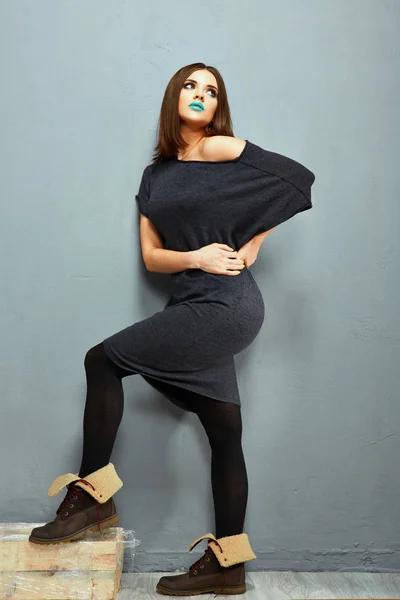 Siyah elbiseli seksi genç kadın — Stok fotoğraf