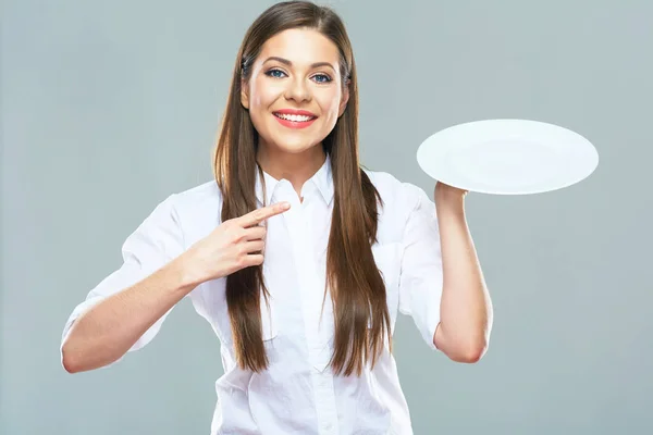 Χαμογελώντας επιχειρήσεων γυναίκα τεντωμένο emty άσπρο πιάτο. — Φωτογραφία Αρχείου