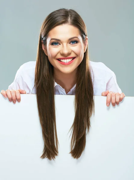 Empresária segurando placa de sinal em branco — Fotografia de Stock