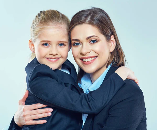 Бізнес-леді обіймає маленьку доньку — стокове фото