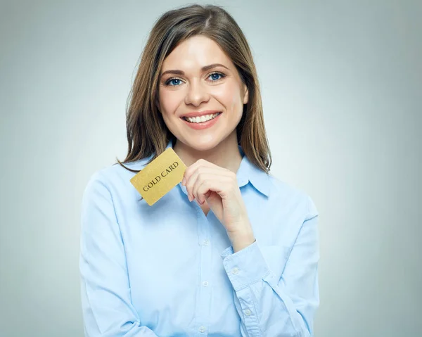 Kvinnliga innehav kreditkort — Stockfoto