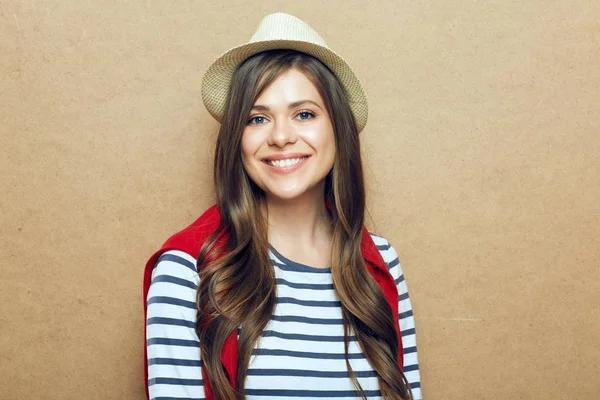 Donna sorridente che indossa cappello vestito a strisce — Foto Stock