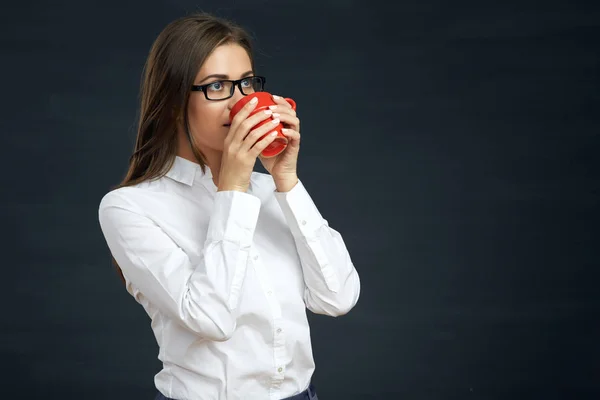 Empresária com xícara de café — Fotografia de Stock