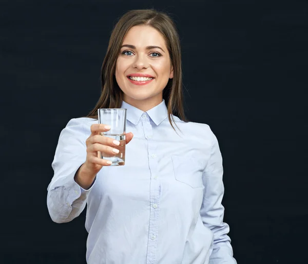 Giovane donna in possesso di vetro con acqua — Foto Stock