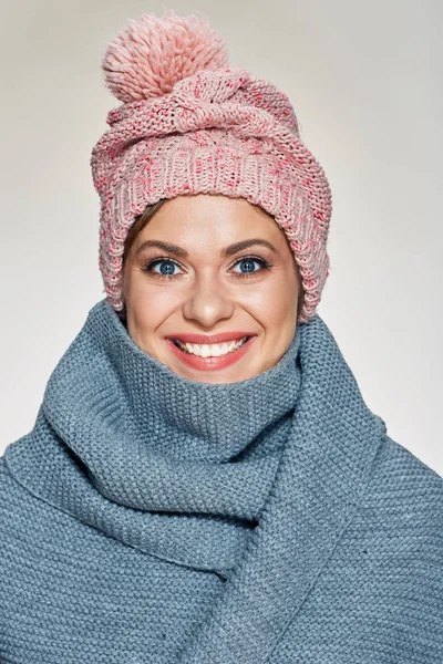 Ευτυχισμένη Γυναίκα Χαμογελαστός Φορώντας Χειμώνα Κασκόλ Και Καπέλο Βλέπουν Φωτογραφική — Φωτογραφία Αρχείου
