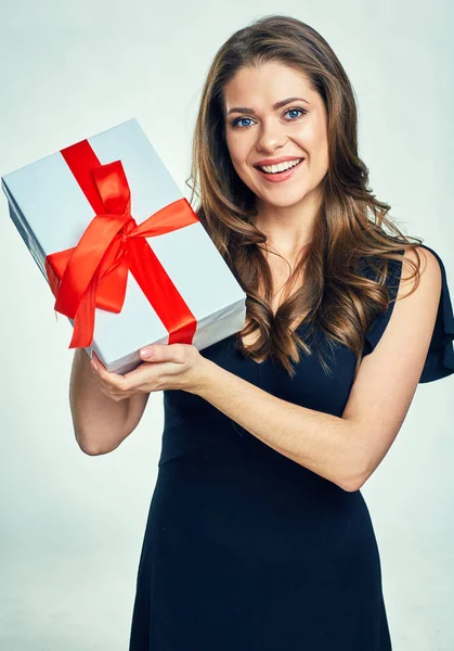 선물 상자를 들고 웃는 여자 — 스톡 사진