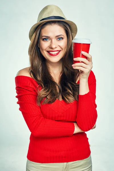 Kırmızı kahve fincanı tutan kadın