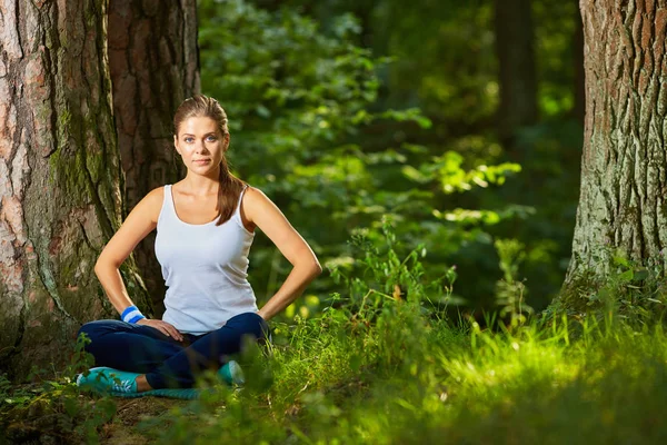 Mujer en yoga posan meditando en el bosque — Foto de Stock