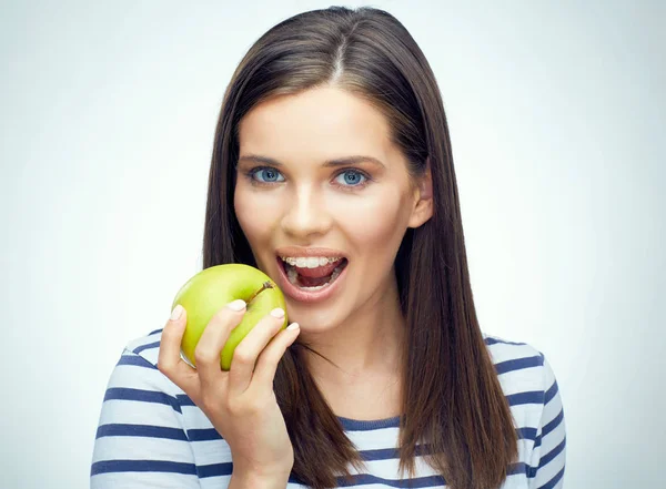 Woman with dental braces biting apple — Stock Photo, Image