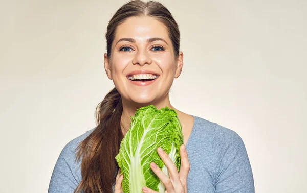 Женщина держит зеленую капусту — стоковое фото