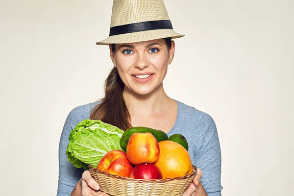 hasır sepet meyve ile tutan kadın