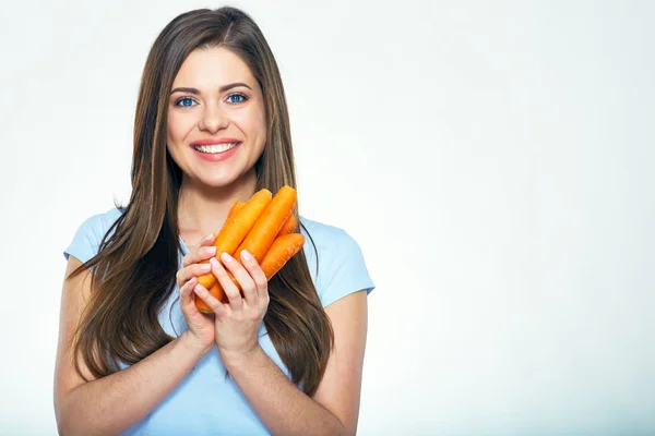 Mujer sosteniendo zanahorias maduras — Foto de Stock