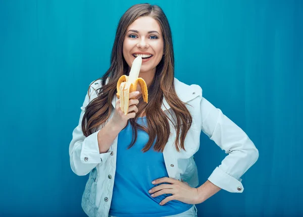 Mujer sonriente comiendo plátano — Foto de Stock