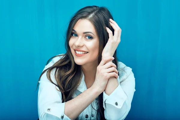 Rosto Retrato Sorrindo Jovem Mulher Jaqueta Branca Fundo Azul — Fotografia de Stock