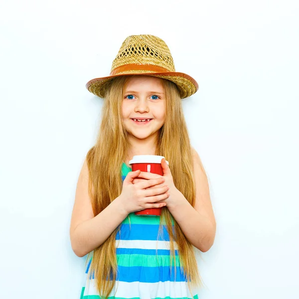 Kupası tutan sarı saçlı kız 