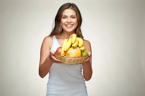 Mulher segurando cesta de vime com frutas — Fotografia de Stock