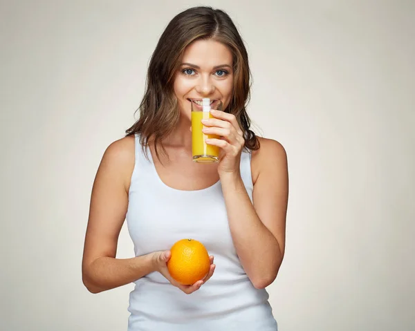 오렌지 주스로 유리를 들고 있는 여자 — 스톡 사진