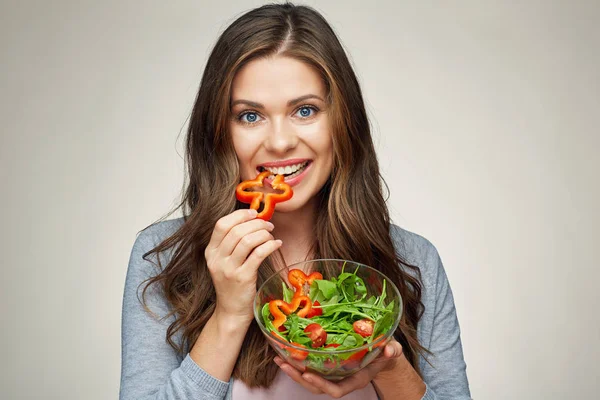 Young woman eating vegetable salad — Stock Photo, Image