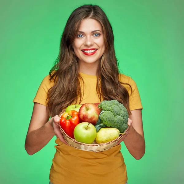 Mujer sosteniendo canasta de mimbre con frutas —  Fotos de Stock