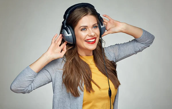 Vrouw luisteren naar muziek op grote hoofdtelefoons — Stockfoto